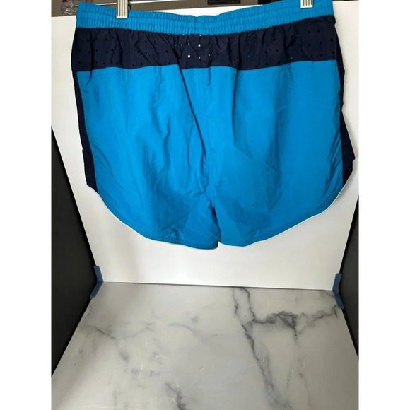 Néw Women’s umbro soccer shorts sz small​‎ - Picture 3 of 3